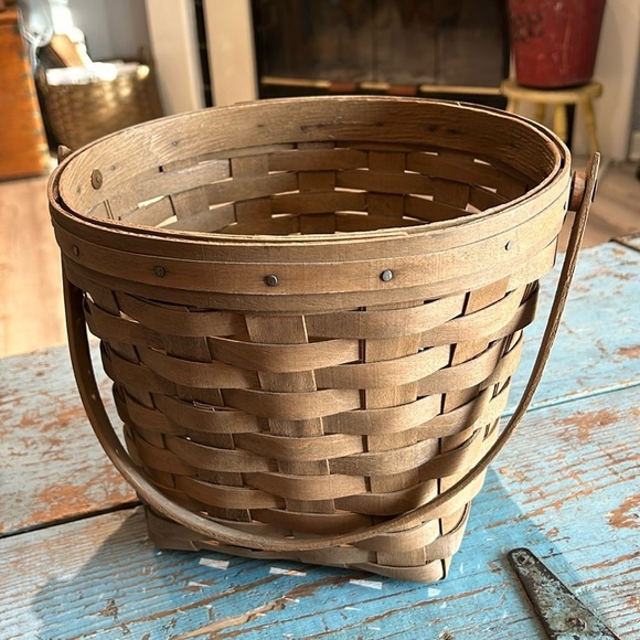 Longaberger Other - Vintage Longaberger 1985 Round Fruit Harvest Basket